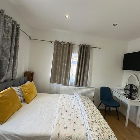 3Rd Studio Flat With Private Toilet And Bathroom Setup For Family Enjoyment 134 Keedonwood Road Бромли Екстериор снимка