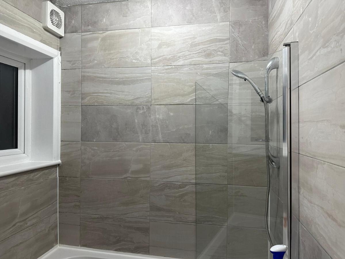 3Rd Studio Flat With Private Toilet And Bathroom Setup For Family Enjoyment 134 Keedonwood Road Бромли Екстериор снимка