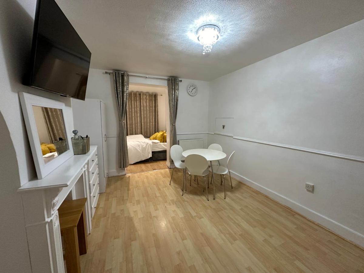 3Rd Studio Flat With Private Toilet And Bathroom Setup For Family Enjoyment 134 Keedonwood Road Бромли Екстериор снимка