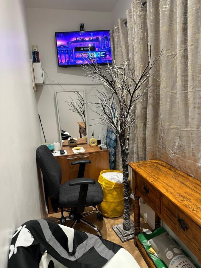 3Rd Studio Flat With Private Toilet And Bathroom Setup For Family Enjoyment 134 Keedonwood Road Бромли Екстериор снимка