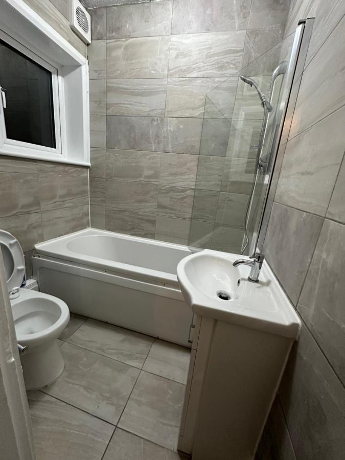 3Rd Studio Flat With Private Toilet And Bathroom Setup For Family Enjoyment 134 Keedonwood Road Бромли Екстериор снимка