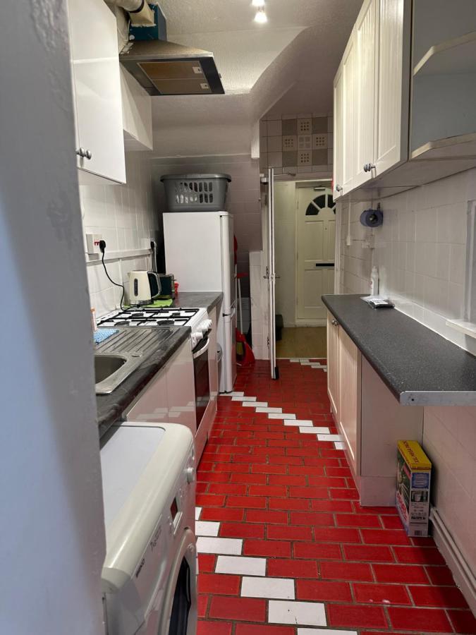 3Rd Studio Flat With Private Toilet And Bathroom Setup For Family Enjoyment 134 Keedonwood Road Бромли Екстериор снимка