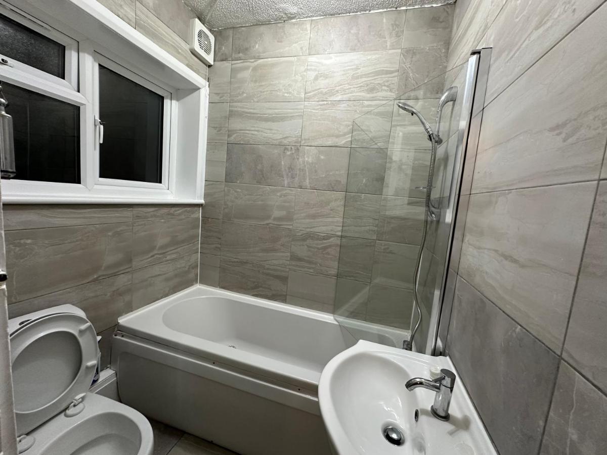 3Rd Studio Flat With Private Toilet And Bathroom Setup For Family Enjoyment 134 Keedonwood Road Бромли Екстериор снимка
