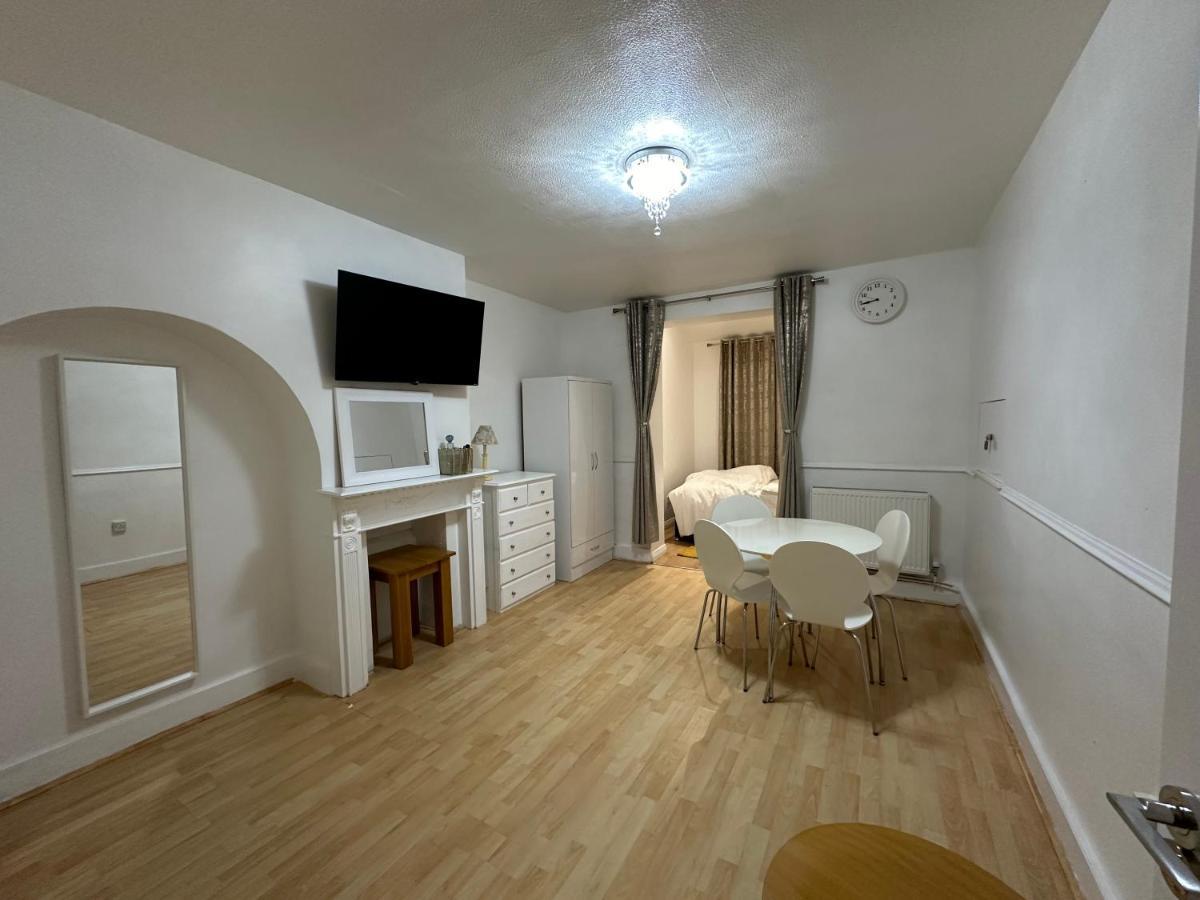 3Rd Studio Flat With Private Toilet And Bathroom Setup For Family Enjoyment 134 Keedonwood Road Бромли Екстериор снимка