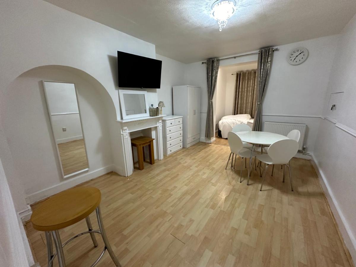 3Rd Studio Flat With Private Toilet And Bathroom Setup For Family Enjoyment 134 Keedonwood Road Бромли Екстериор снимка