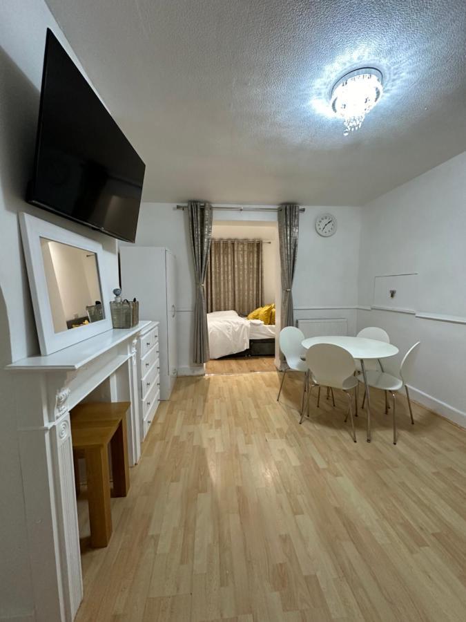 3Rd Studio Flat With Private Toilet And Bathroom Setup For Family Enjoyment 134 Keedonwood Road Бромли Екстериор снимка