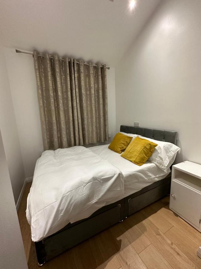 3Rd Studio Flat With Private Toilet And Bathroom Setup For Family Enjoyment 134 Keedonwood Road Бромли Екстериор снимка