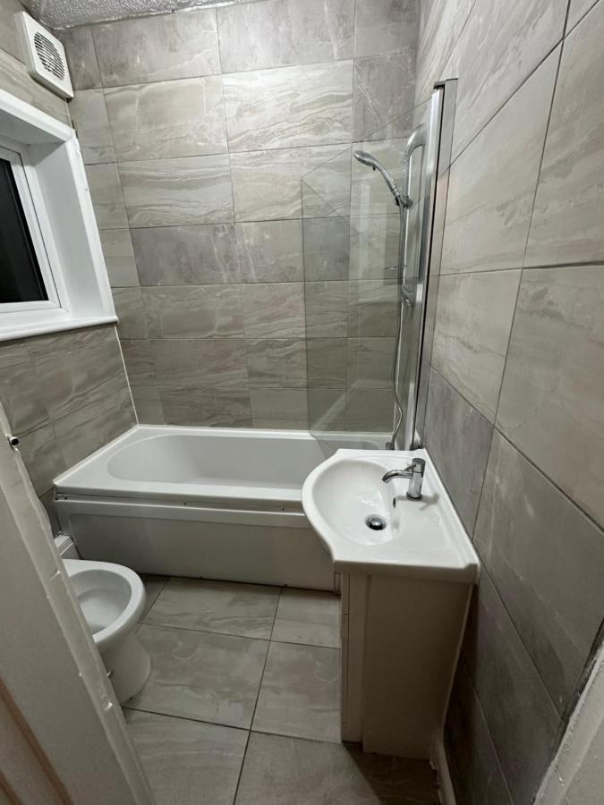 3Rd Studio Flat With Private Toilet And Bathroom Setup For Family Enjoyment 134 Keedonwood Road Бромли Екстериор снимка