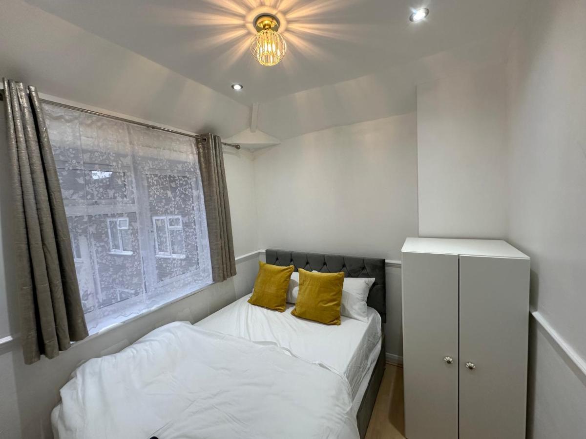 3Rd Studio Flat With Private Toilet And Bathroom Setup For Family Enjoyment 134 Keedonwood Road Бромли Екстериор снимка