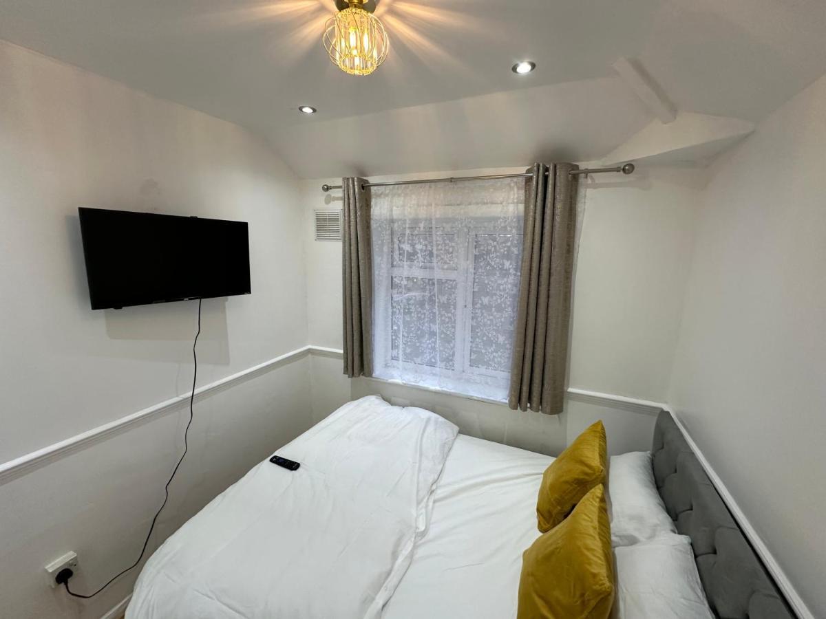 3Rd Studio Flat With Private Toilet And Bathroom Setup For Family Enjoyment 134 Keedonwood Road Бромли Екстериор снимка