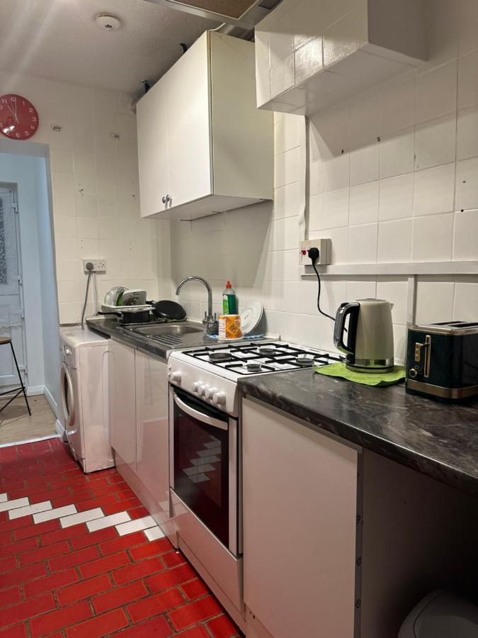 3Rd Studio Flat With Private Toilet And Bathroom Setup For Family Enjoyment 134 Keedonwood Road Бромли Екстериор снимка