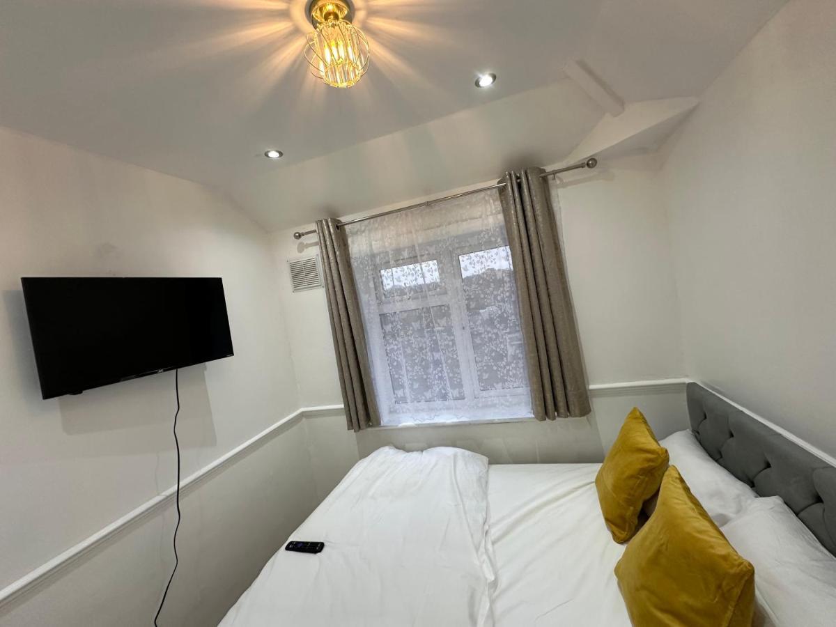 3Rd Studio Flat With Private Toilet And Bathroom Setup For Family Enjoyment 134 Keedonwood Road Бромли Екстериор снимка