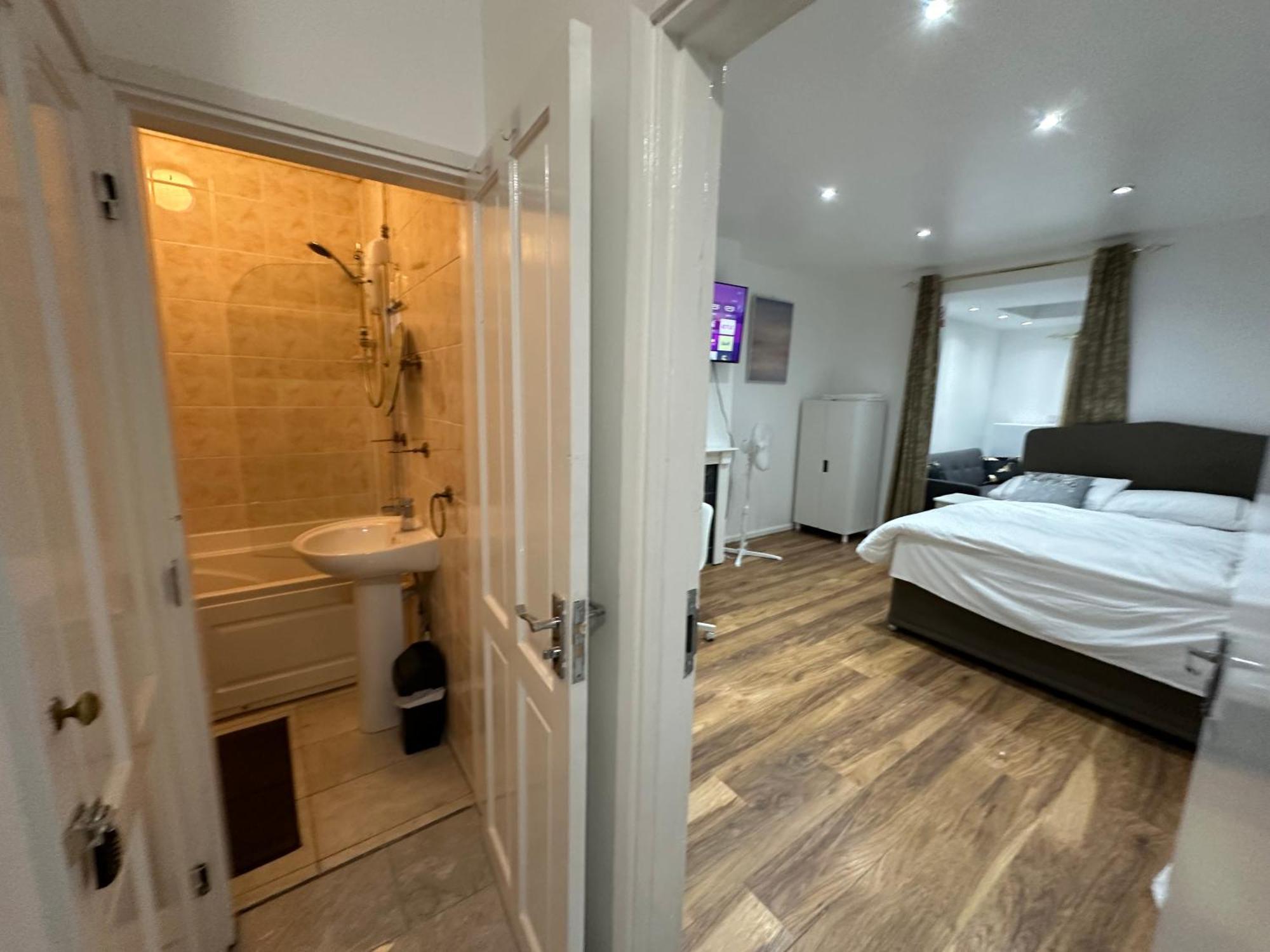 3Rd Studio Flat With Private Toilet And Bathroom Setup For Family Enjoyment 134 Keedonwood Road Бромли Екстериор снимка