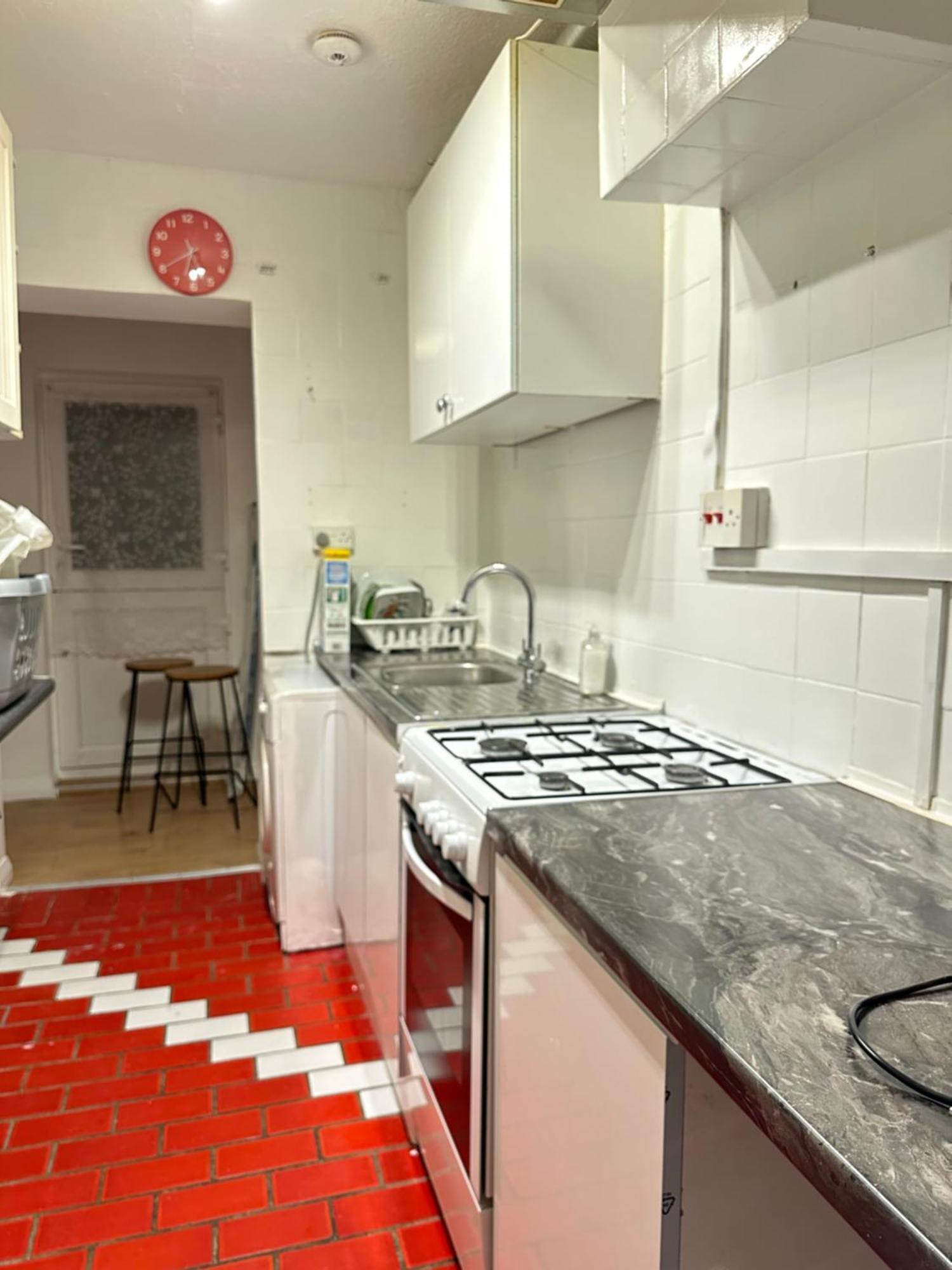 3Rd Studio Flat With Private Toilet And Bathroom Setup For Family Enjoyment 134 Keedonwood Road Бромли Екстериор снимка