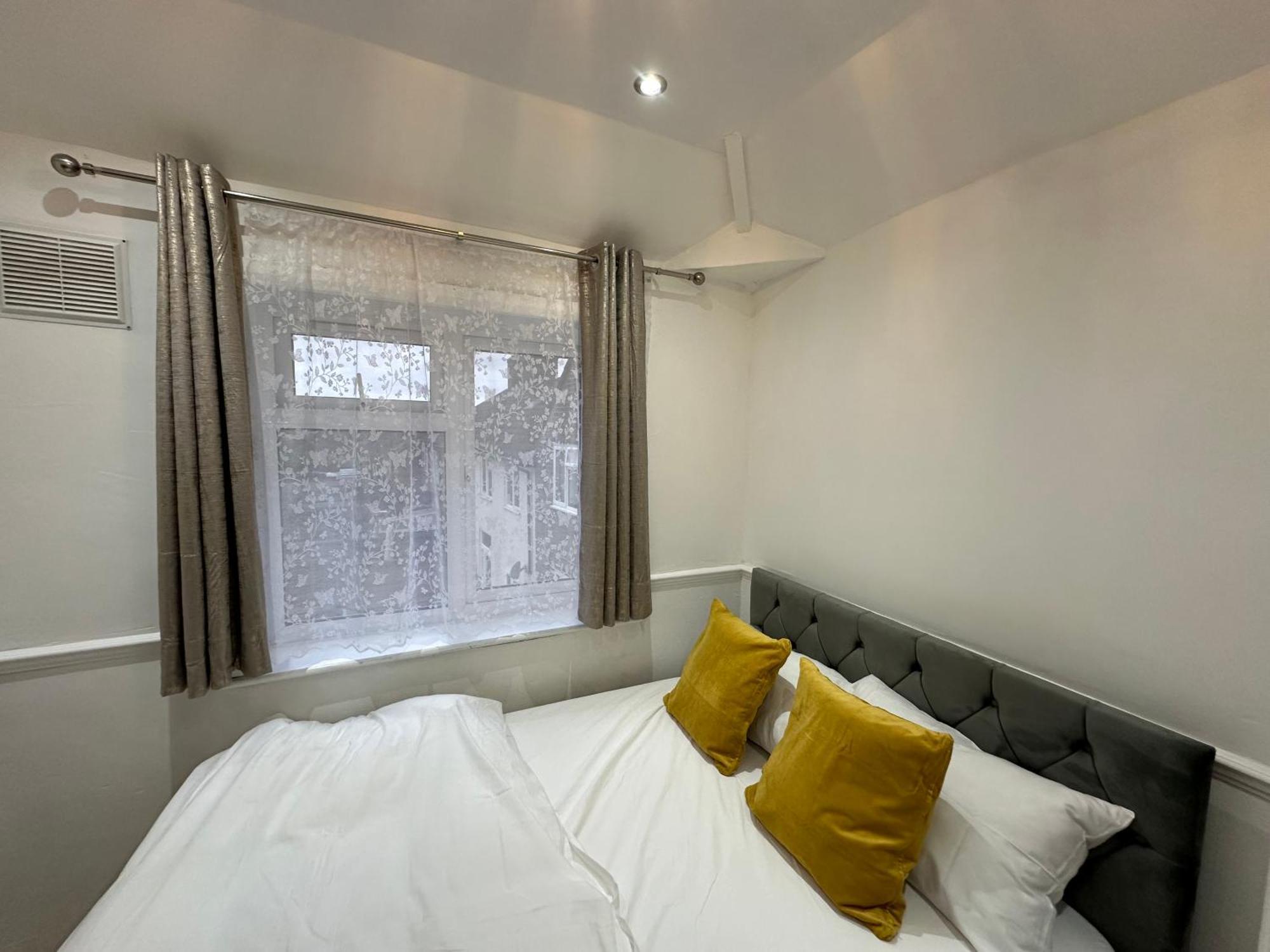 3Rd Studio Flat With Private Toilet And Bathroom Setup For Family Enjoyment 134 Keedonwood Road Бромли Екстериор снимка