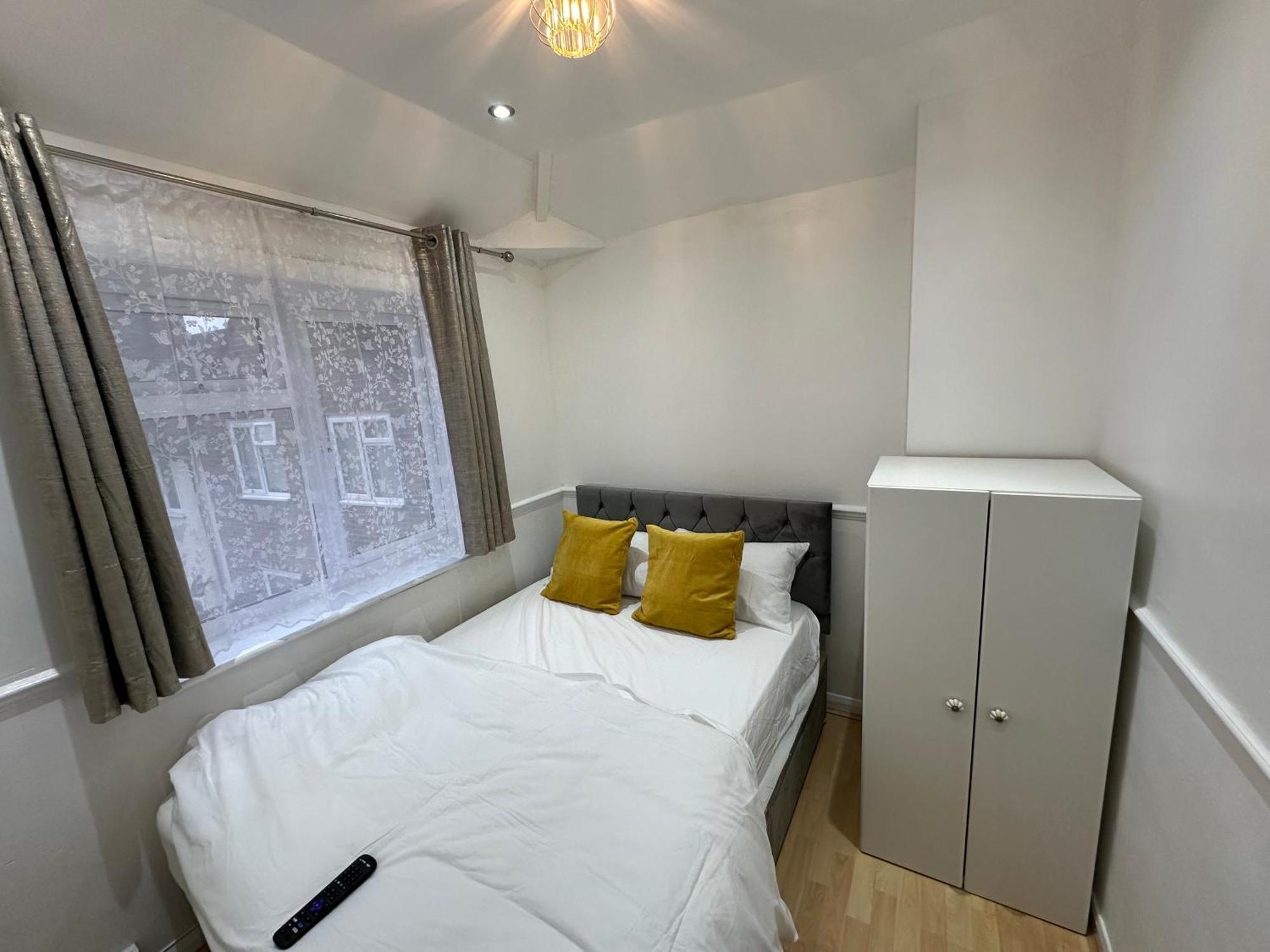 3Rd Studio Flat With Private Toilet And Bathroom Setup For Family Enjoyment 134 Keedonwood Road Бромли Екстериор снимка