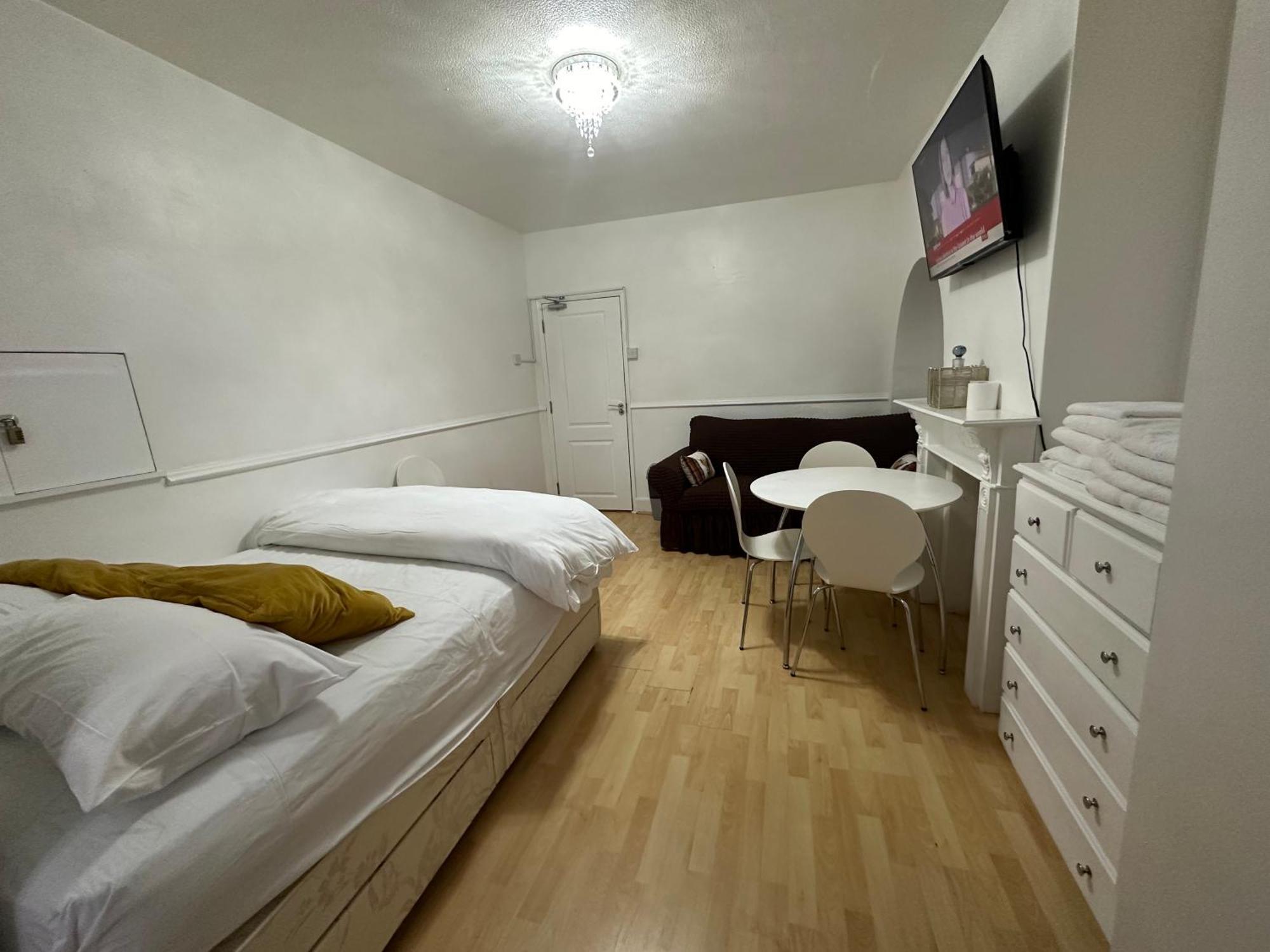 3Rd Studio Flat With Private Toilet And Bathroom Setup For Family Enjoyment 134 Keedonwood Road Бромли Екстериор снимка