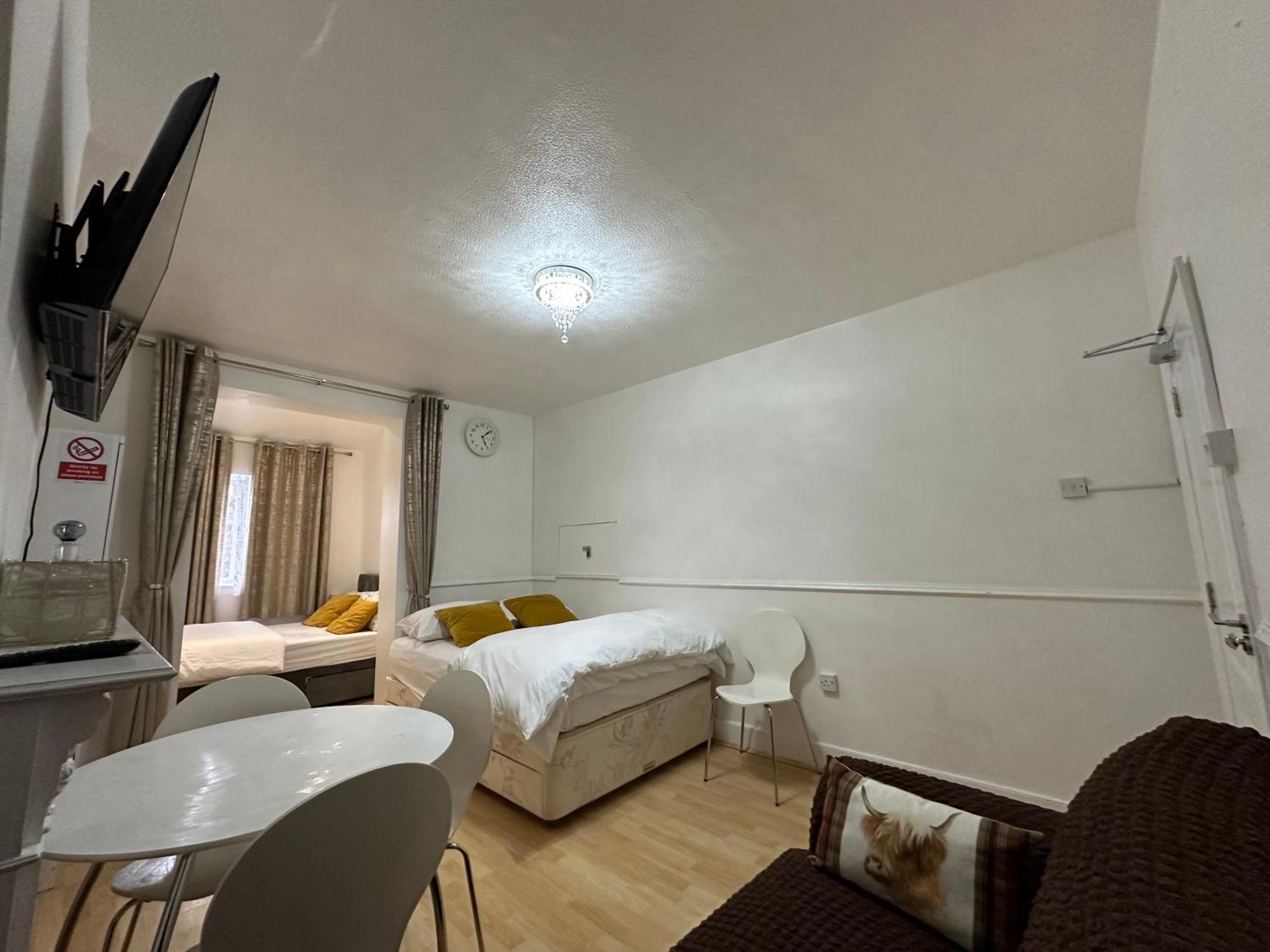 3Rd Studio Flat With Private Toilet And Bathroom Setup For Family Enjoyment 134 Keedonwood Road Бромли Екстериор снимка
