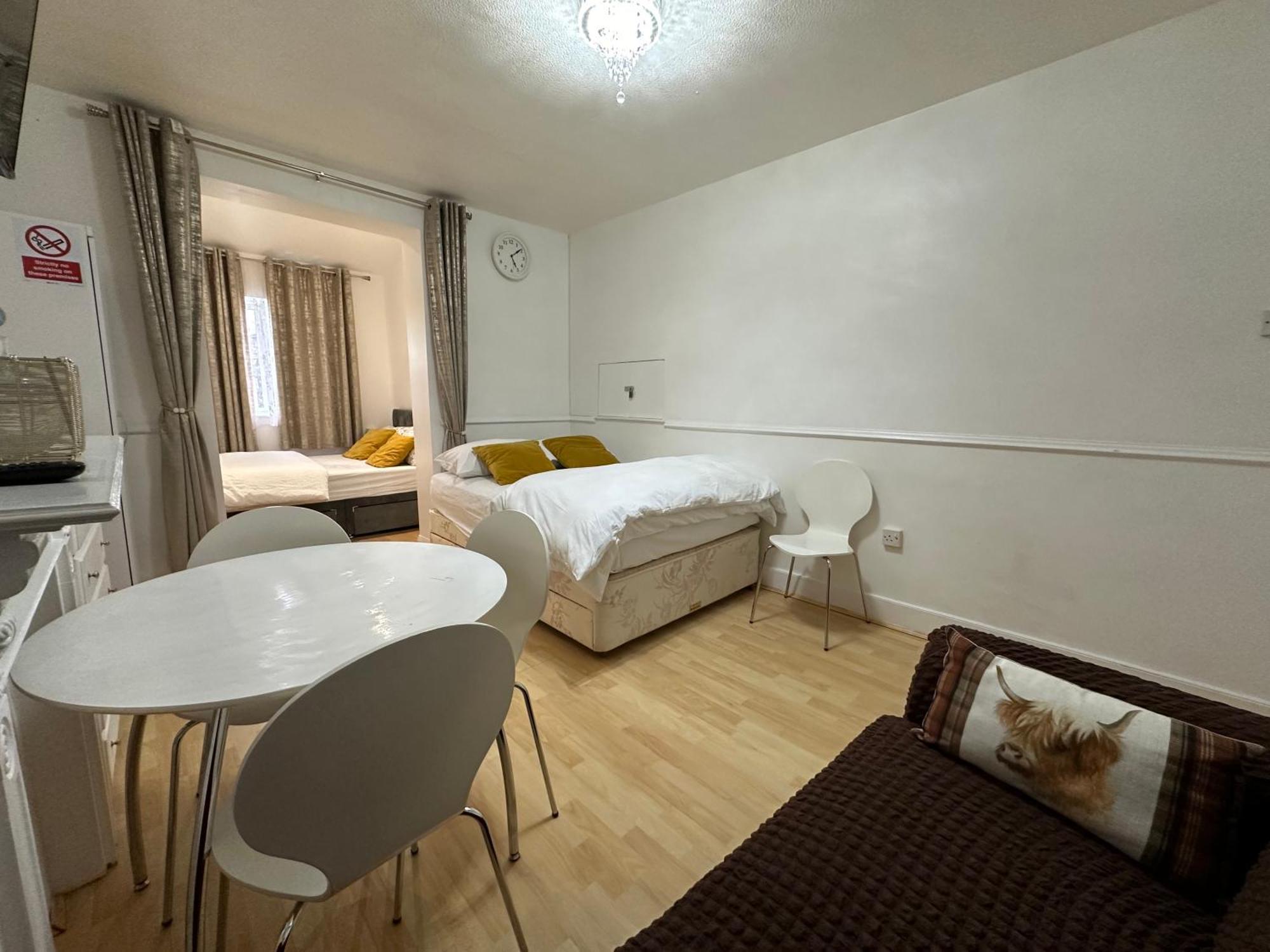 3Rd Studio Flat With Private Toilet And Bathroom Setup For Family Enjoyment 134 Keedonwood Road Бромли Екстериор снимка