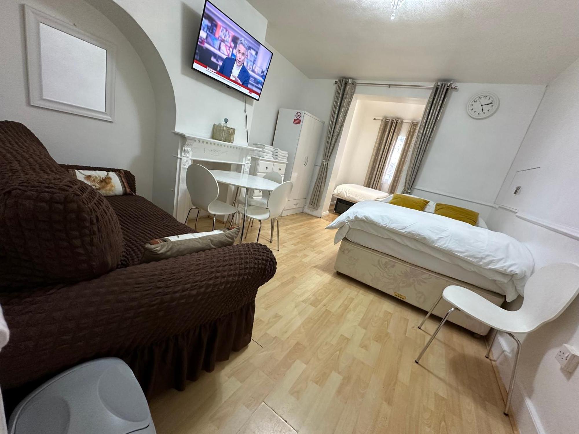 3Rd Studio Flat With Private Toilet And Bathroom Setup For Family Enjoyment 134 Keedonwood Road Бромли Екстериор снимка