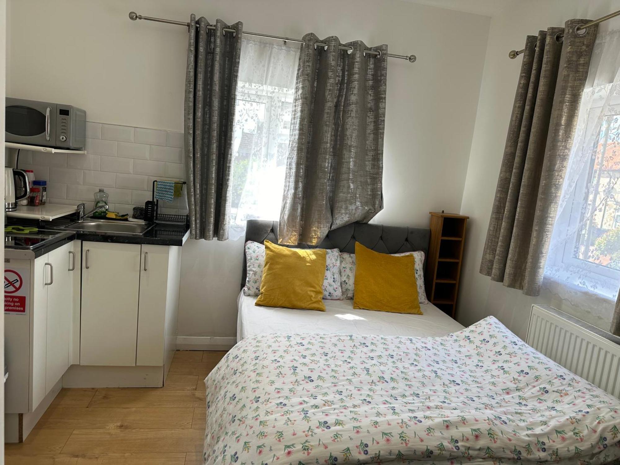 3Rd Studio Flat With Private Toilet And Bathroom Setup For Family Enjoyment 134 Keedonwood Road Бромли Екстериор снимка