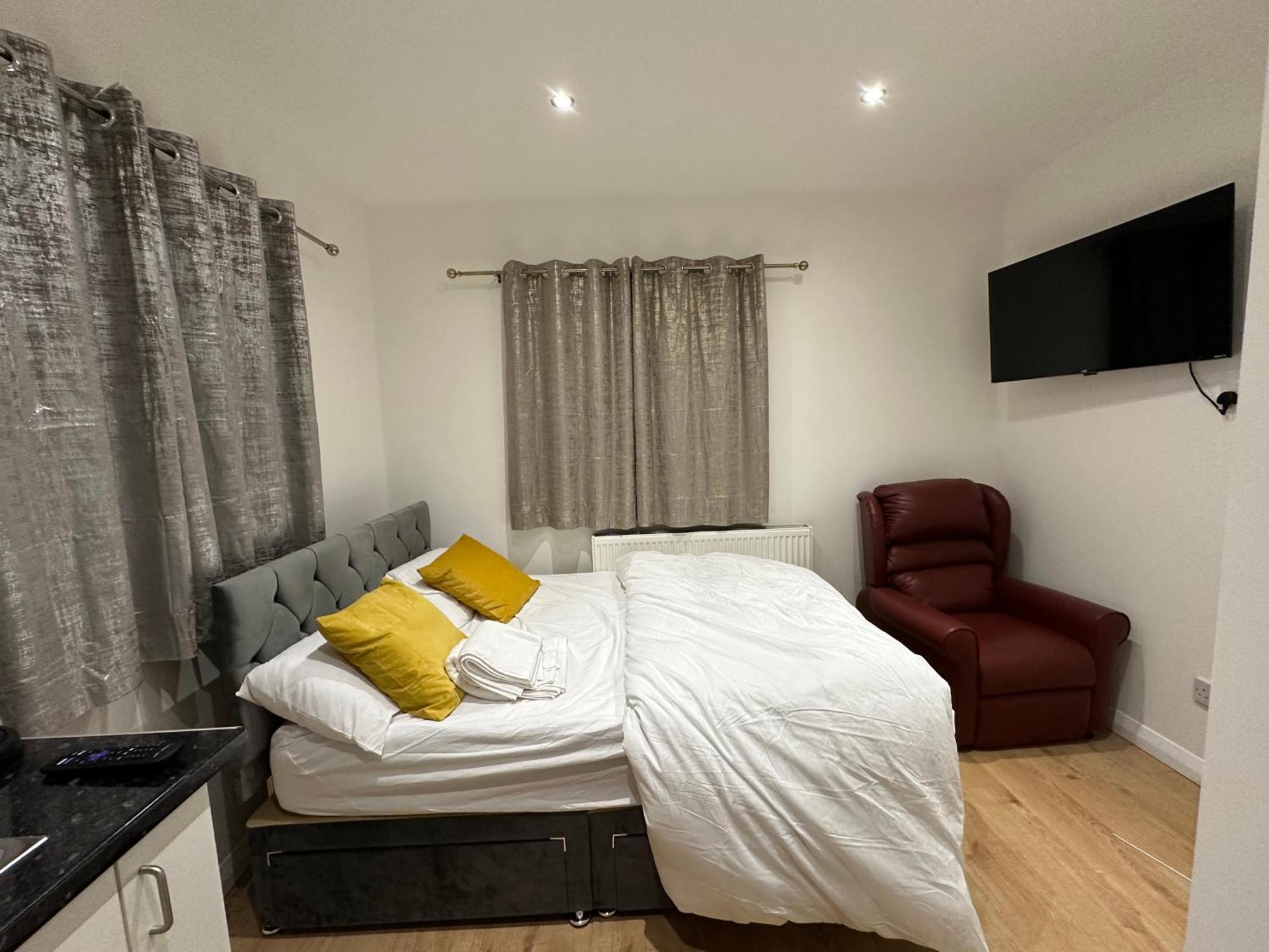 3Rd Studio Flat With Private Toilet And Bathroom Setup For Family Enjoyment 134 Keedonwood Road Бромли Екстериор снимка